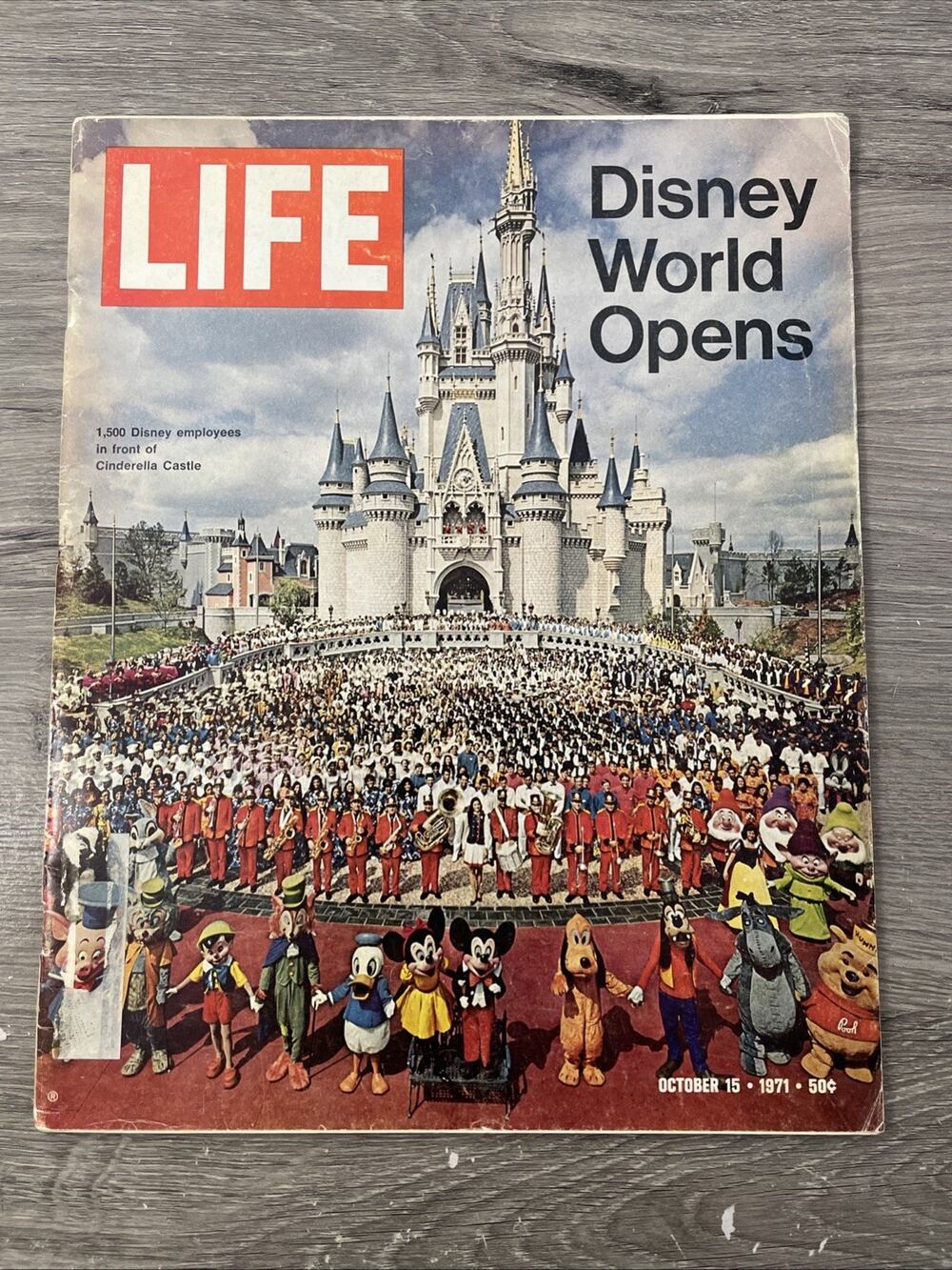 10/15 1971 LIFE MAGAZINE WALT DISNEY WORLD OPENS MAGIC KINGDOM CINDERELLA CASTLE
